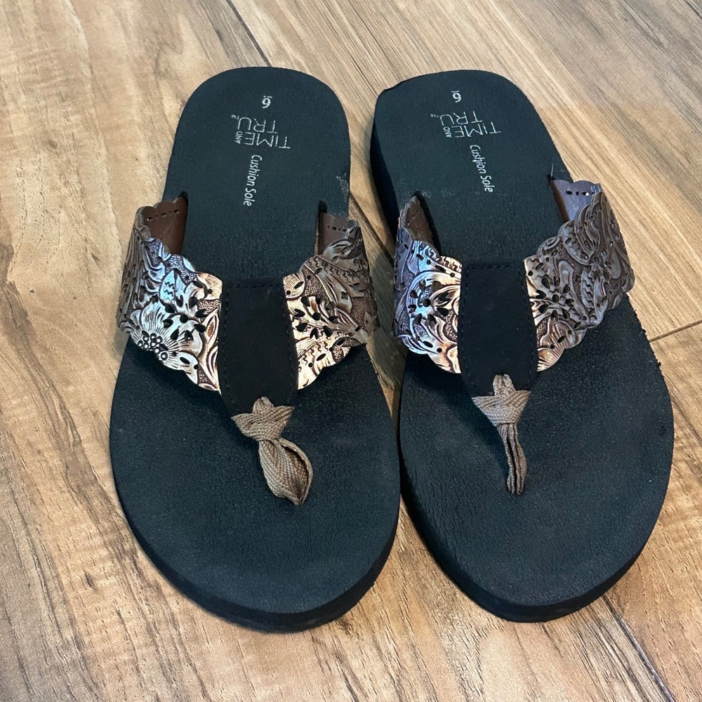 Time and Tru Womens‎ Thong Sandals Size 6 Cushion Sole Floral Accent